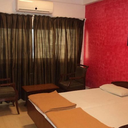 Benazeer Hotel Mumbai Exteriör bild
