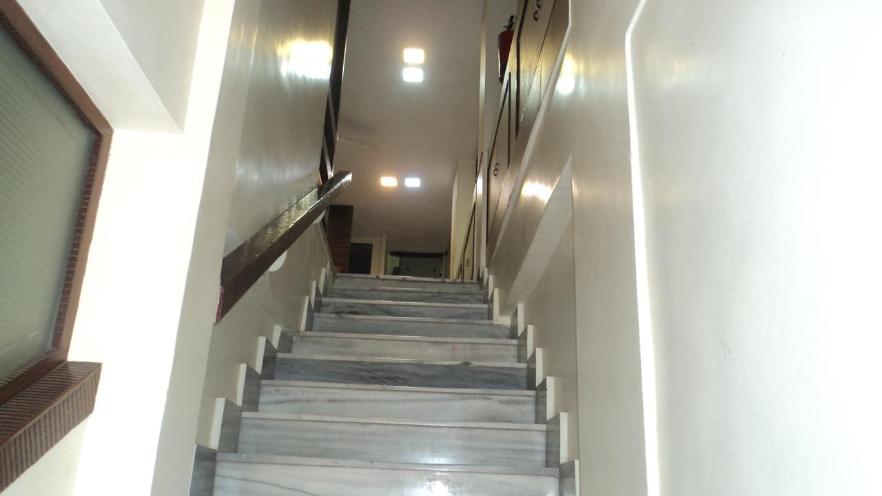 Benazeer Hotel Mumbai Exteriör bild