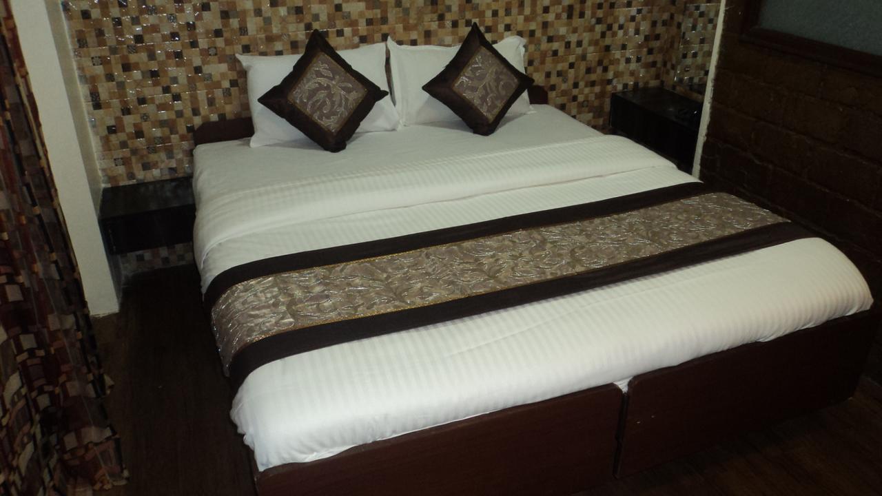 Benazeer Hotel Mumbai Exteriör bild