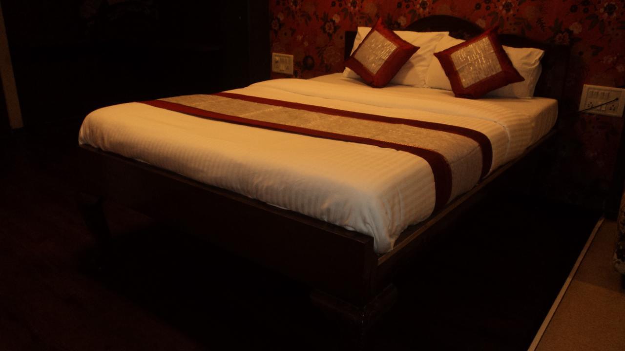 Benazeer Hotel Mumbai Exteriör bild