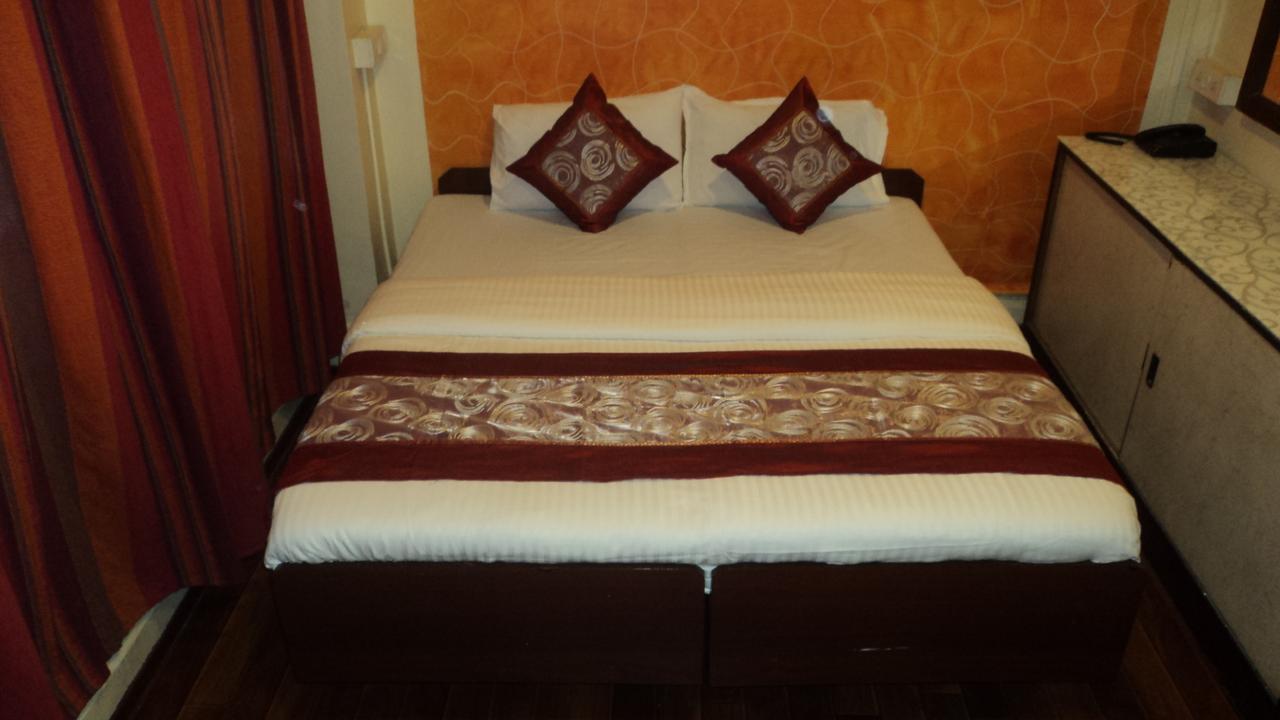 Benazeer Hotel Mumbai Exteriör bild