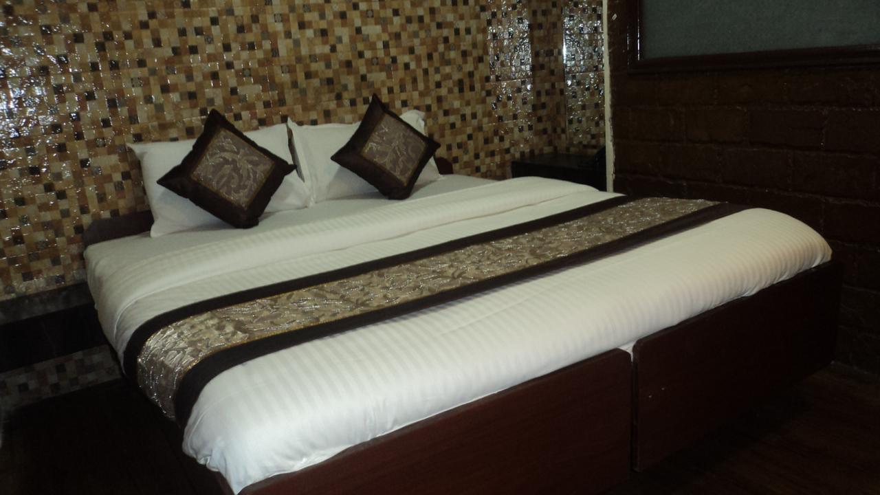 Benazeer Hotel Mumbai Exteriör bild