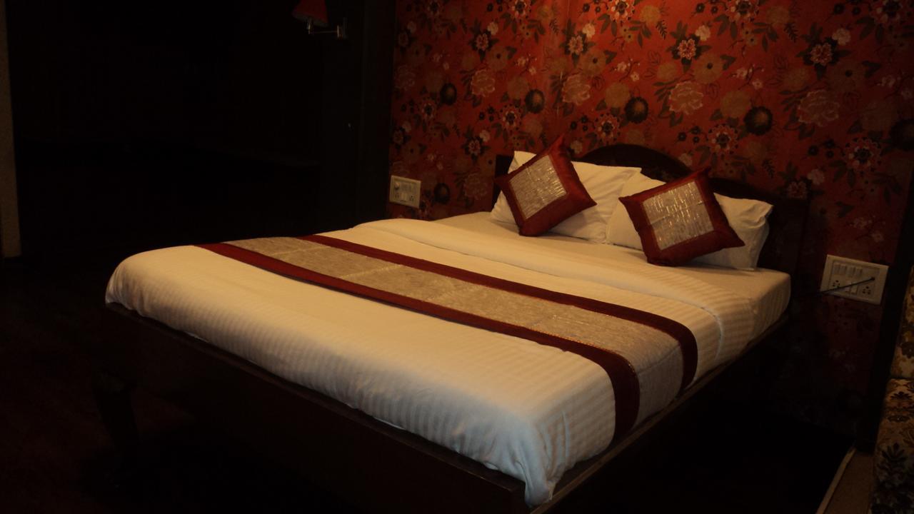 Benazeer Hotel Mumbai Exteriör bild