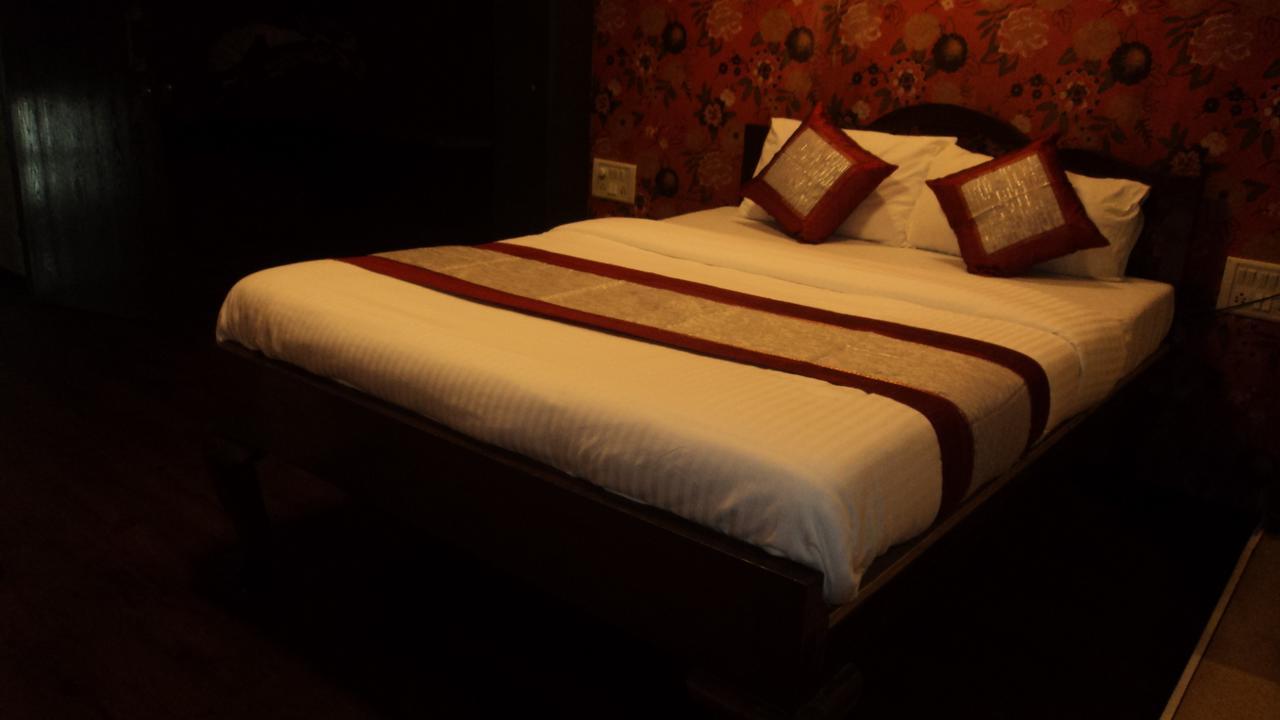 Benazeer Hotel Mumbai Exteriör bild