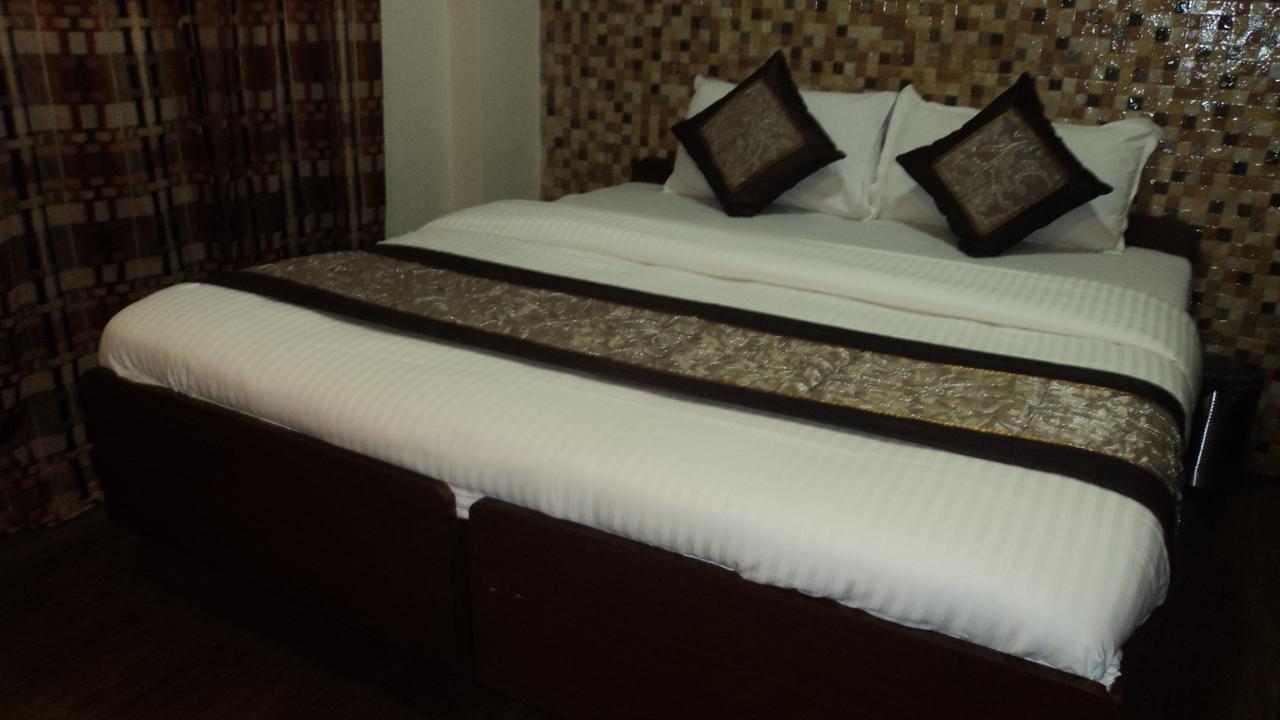 Benazeer Hotel Mumbai Exteriör bild