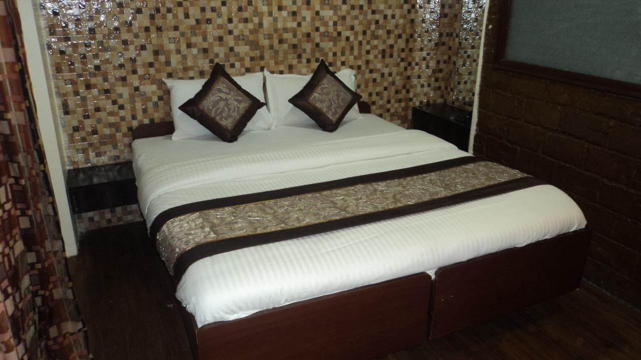 Benazeer Hotel Mumbai Exteriör bild