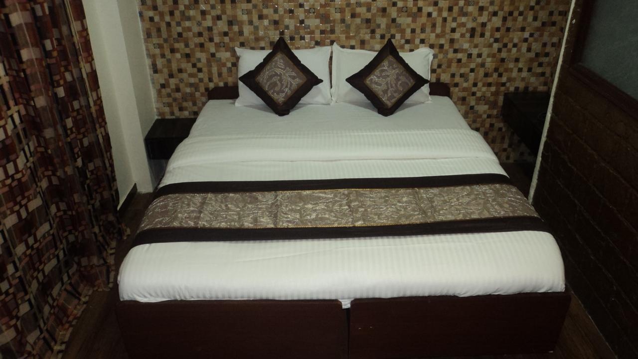 Benazeer Hotel Mumbai Exteriör bild