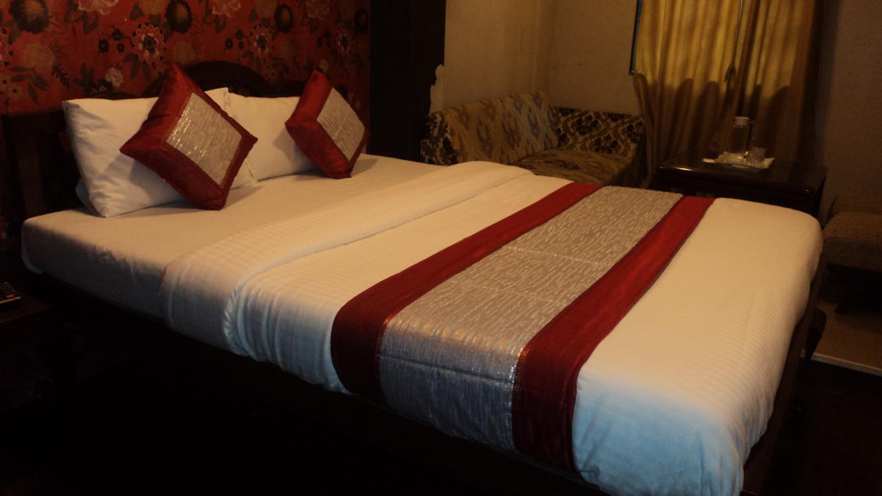 Benazeer Hotel Mumbai Exteriör bild