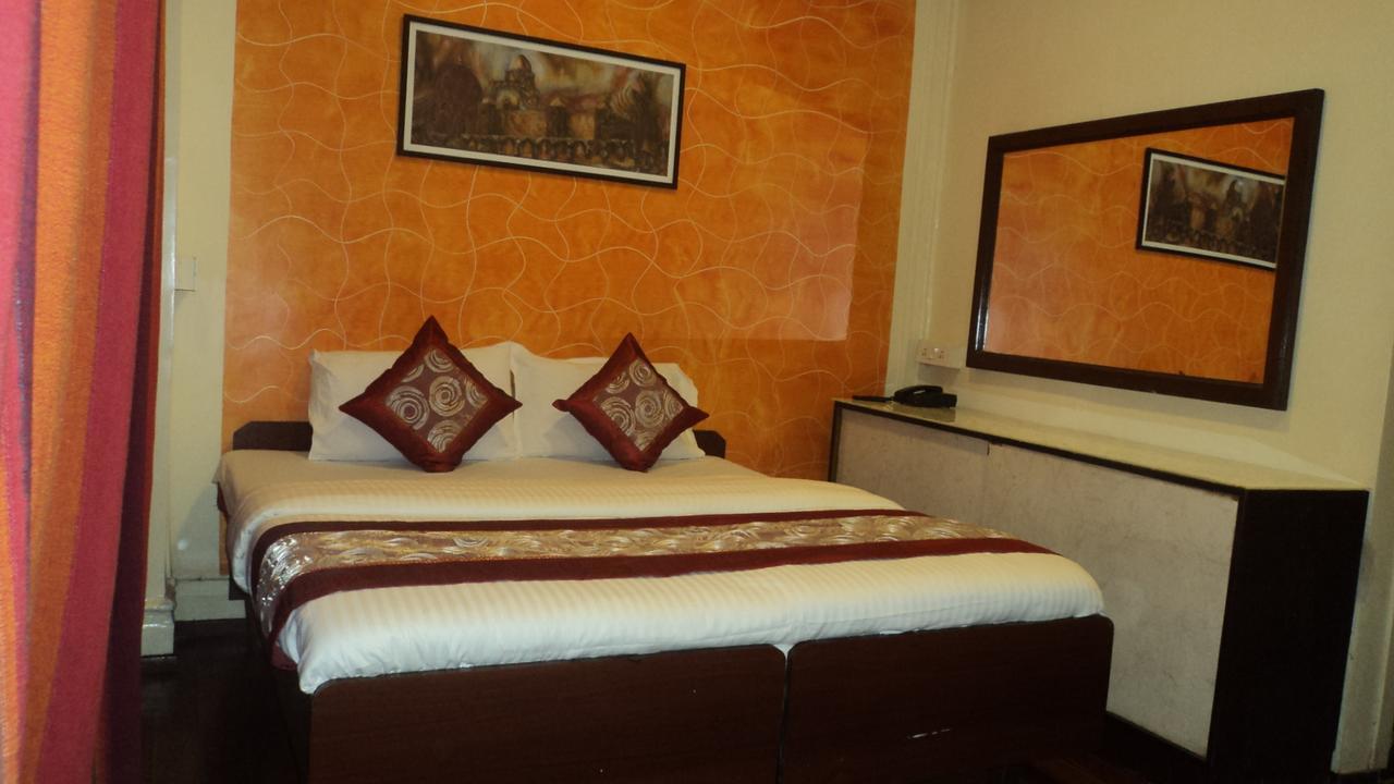 Benazeer Hotel Mumbai Exteriör bild