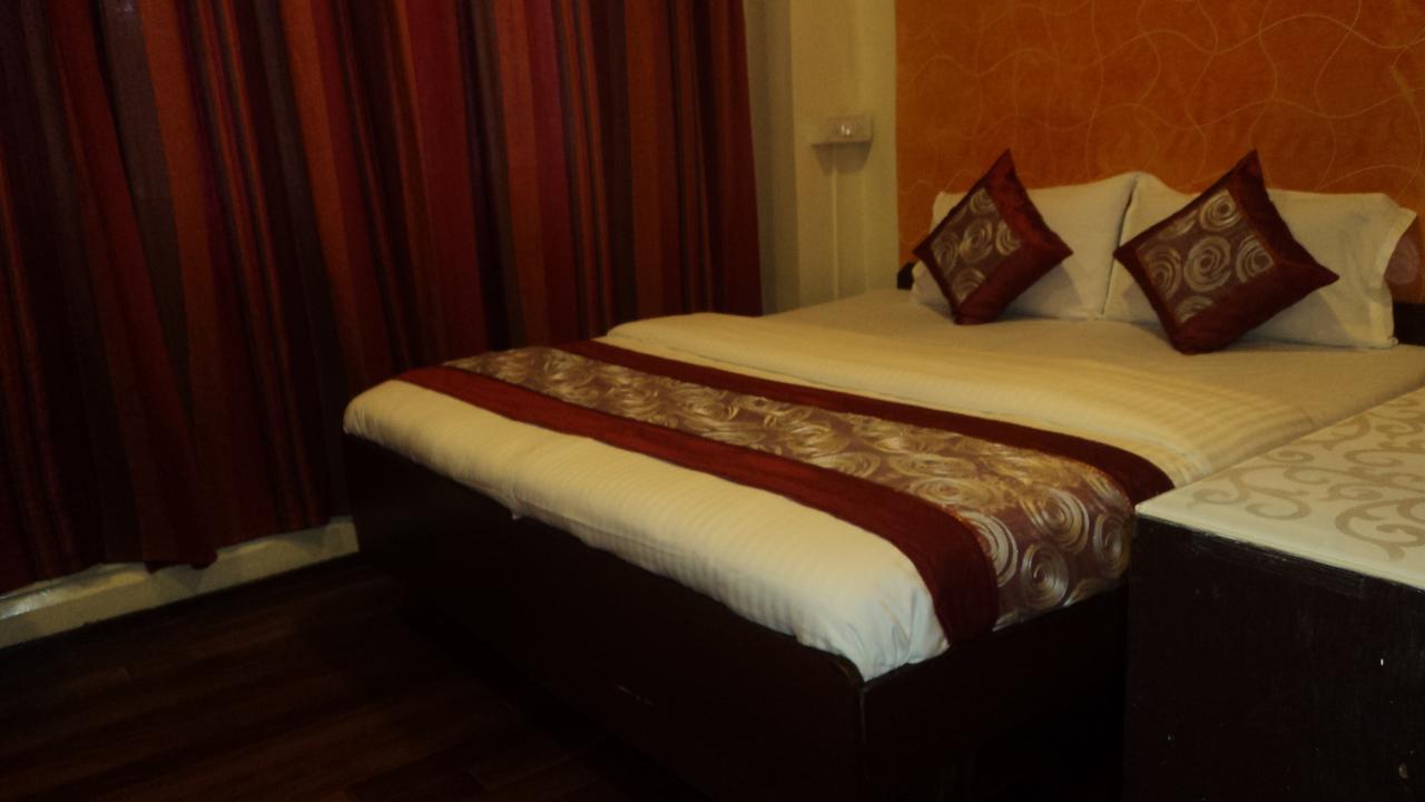 Benazeer Hotel Mumbai Exteriör bild