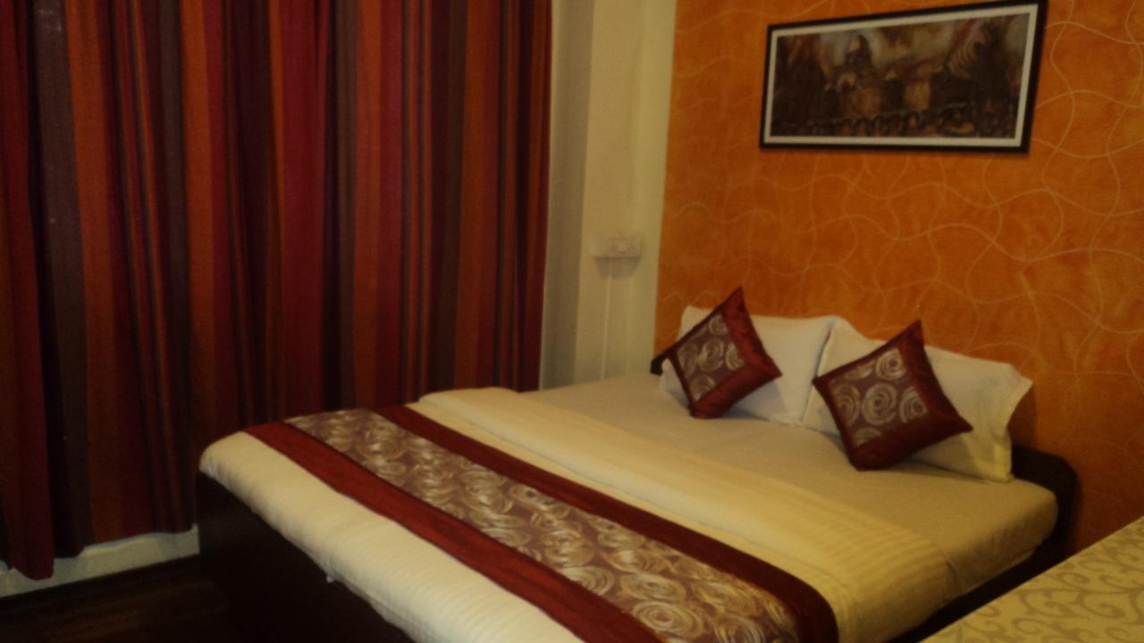Benazeer Hotel Mumbai Exteriör bild