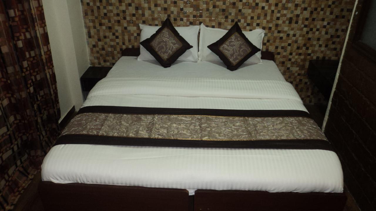 Benazeer Hotel Mumbai Exteriör bild