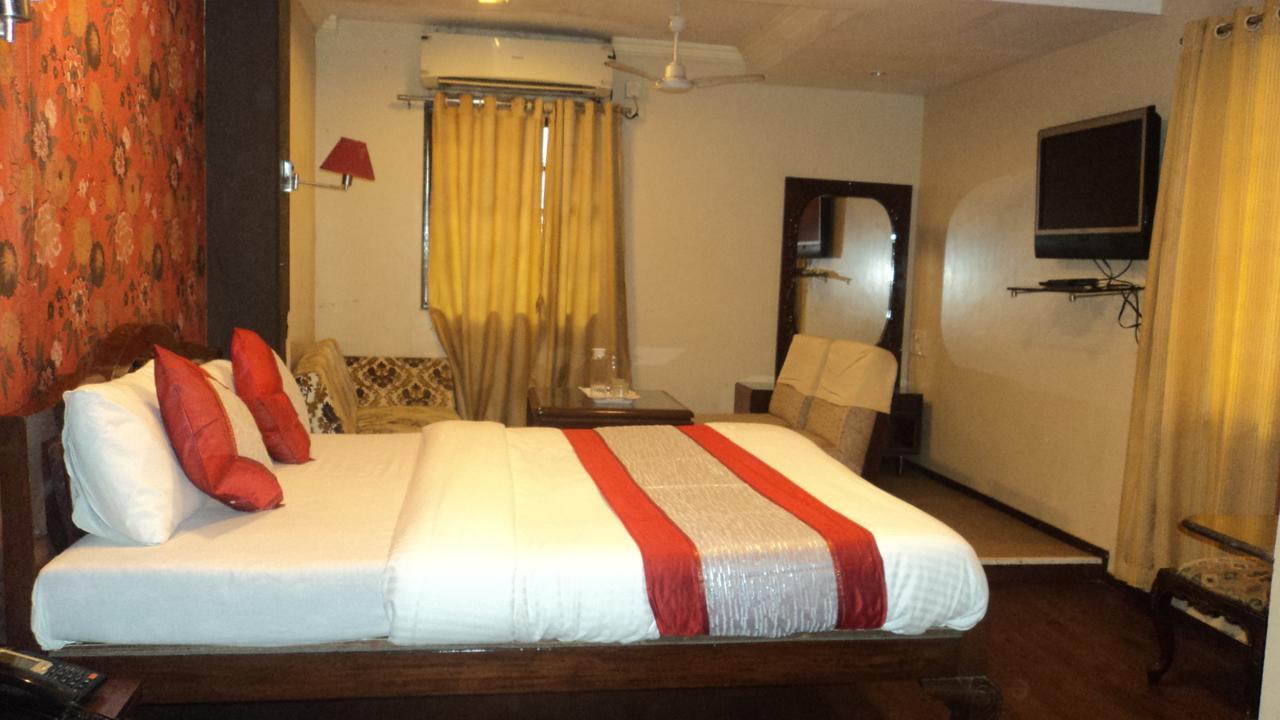 Benazeer Hotel Mumbai Exteriör bild