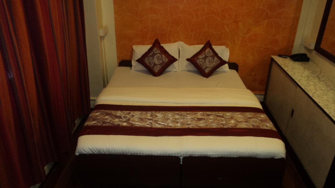 Benazeer Hotel Mumbai Exteriör bild