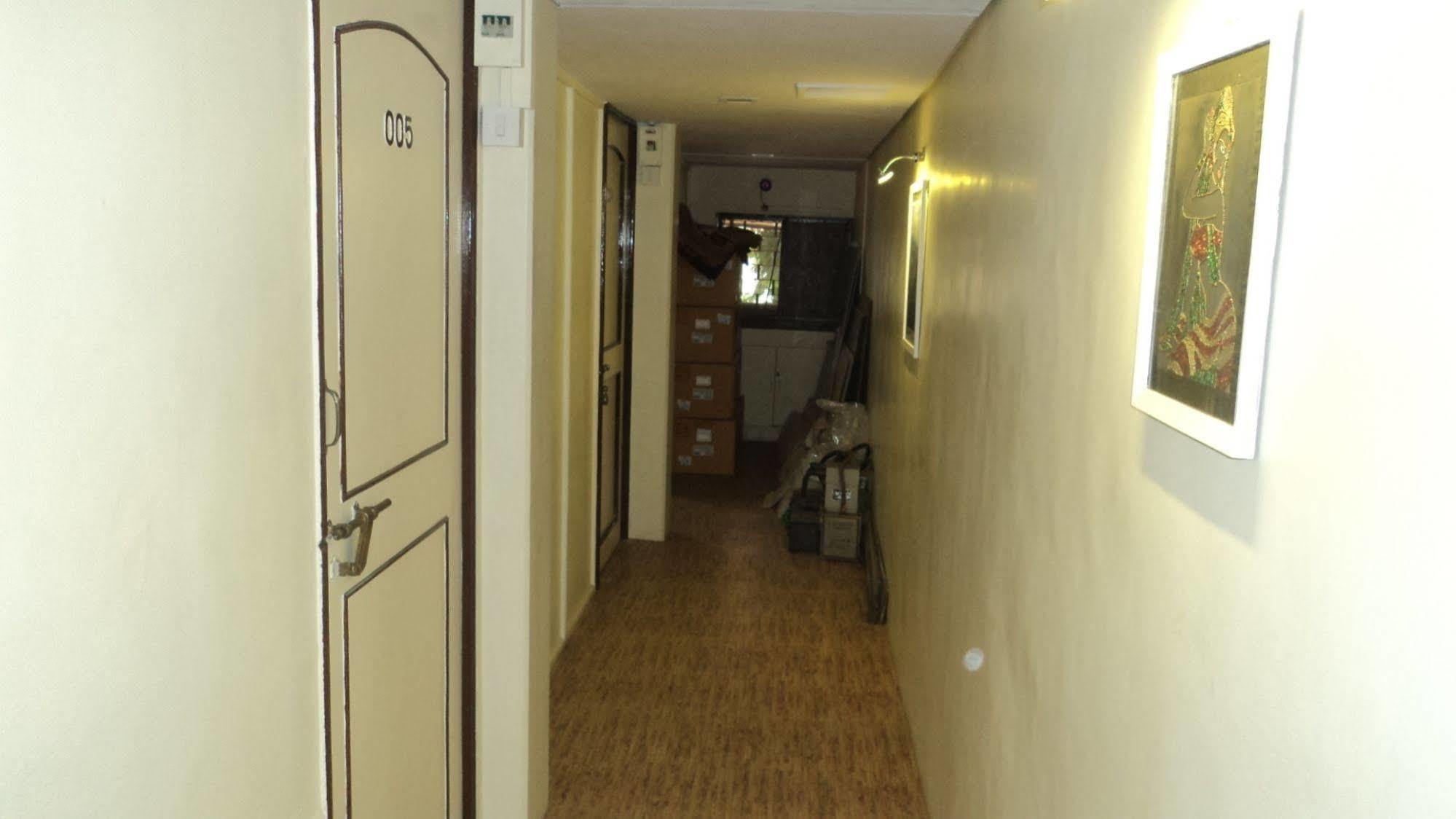 Benazeer Hotel Mumbai Exteriör bild