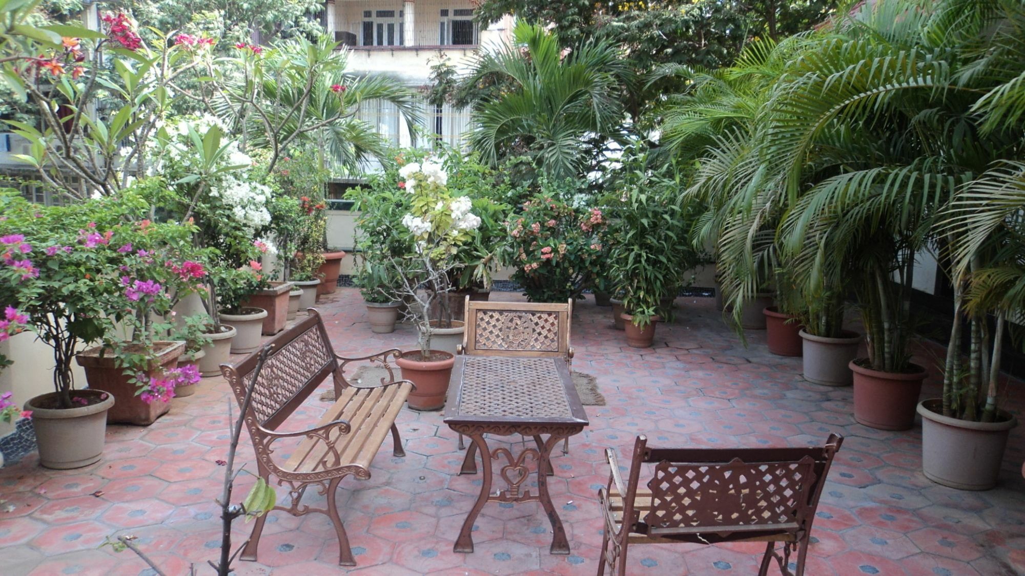 Benazeer Hotel Mumbai Exteriör bild